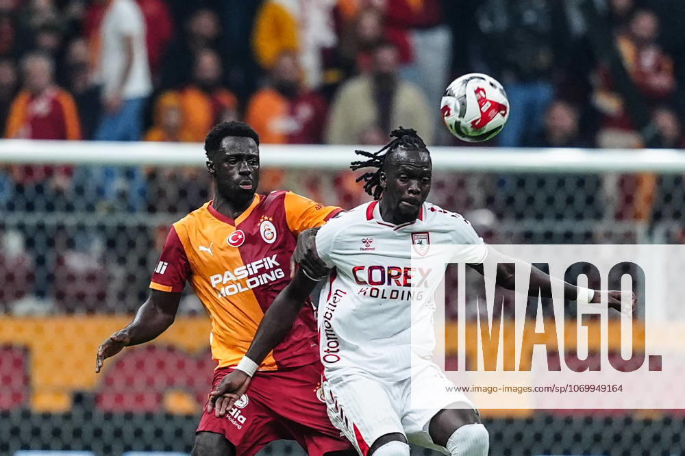 Galatasaray v Samsunspor - Turkish Super Lig ISTANBUL, TURKIYE - DECEMBER 5: Davinson Sanchez (L) of Galatasaray in action against Cherif Ndiaye (R) of Samsunspor during Turkish Super Lig week 15 football match between Galatasaray and Samsunspor at RAMS Park in Istanbul, Turkiye on December 5, 2025. Bunyamin Celik Anadolu Istanbul Turkey. Editorial use only. Please get in touch for any other usage.