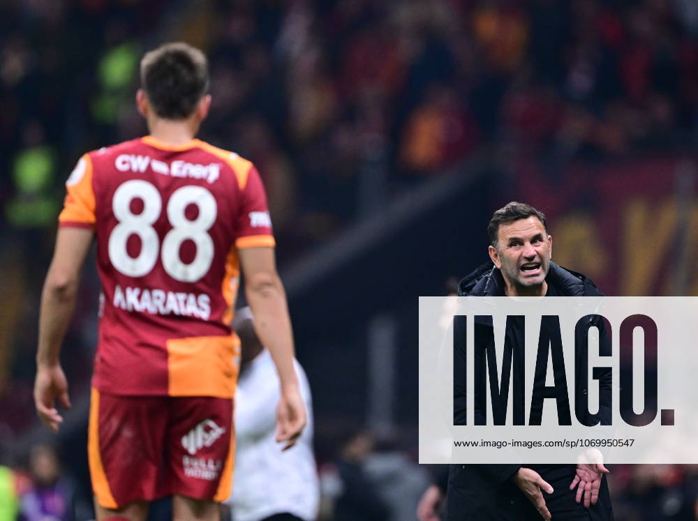 Galatasaray v Samsunspor - Turkish Super Lig ISTANBUL, TURKIYE - DECEMBER 5: Head coach Okan Buruk of Galatasaray gives tactics to his players during the Turkish Super Lig week 15 football match between Galatasaray and Samsunspor at RAMS Park in Istanbul, Turkiye on December 5, 2025. Abdulhamid Hosbas Anadolu Istanbul Turkey. Editorial use only. Please get in touch for any other usage.