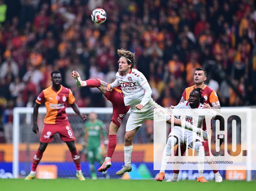 Galatasaray v Samsunspor - Turkish Super Lig ISTANBUL, TURKIYE - DECEMBER 5: Lucas Torreira (L) of Galatasaray in action against Carlo Holse (21) of Samsunspor during the Turkish Super Lig week 15 football match between Galatasaray and Samsunspor at RAMS Park in Istanbul, Turkiye on December 5, 2025. Abdulhamid Hosbas Anadolu Istanbul Turkey. Editorial use only. Please get in touch for any other usage.