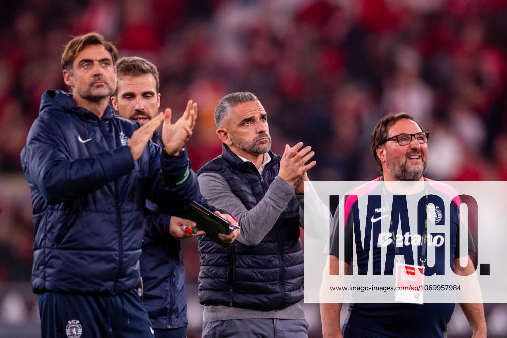 LISBOA, PORTUGAL - DECEMBER 5: RUI BORGES head coach of Sporting CP seen thanking the fans support during the Liga Portugal Betclic 2025 26 match between SL Benfica and Sporting CP at Estadio do Lisboa e Benfica on December 5, 2025 in Lisboa, Portugal Lisboa Portugal - ZUMAl192 20251205_zsp_l192_062