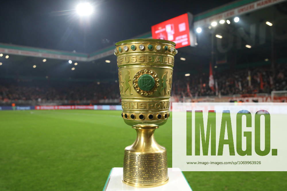 Football DFB Cup 2 Round, 1 FC Union Berlin FC Bayern München, v l Symbol Photo, Symbol Image, Symbol Cup, DFB Pokal, Cup, Trophy Berlin