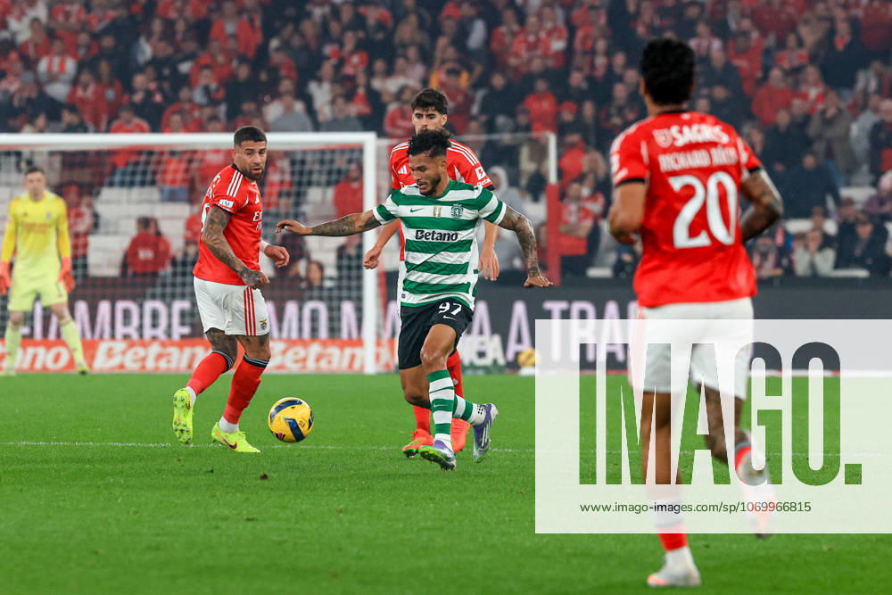 Estadio da Luz Luis Suarez forward of Sporting CP battles for the ball during the Primeira Liga match between SL Benfica and Sporting CP at Estadio da Luz on December 5, 2025 in Lisbon, Portugal. Liga Portugal Betclic - SL Benfica vs Sporting CP (Valter Gouveia SPP)