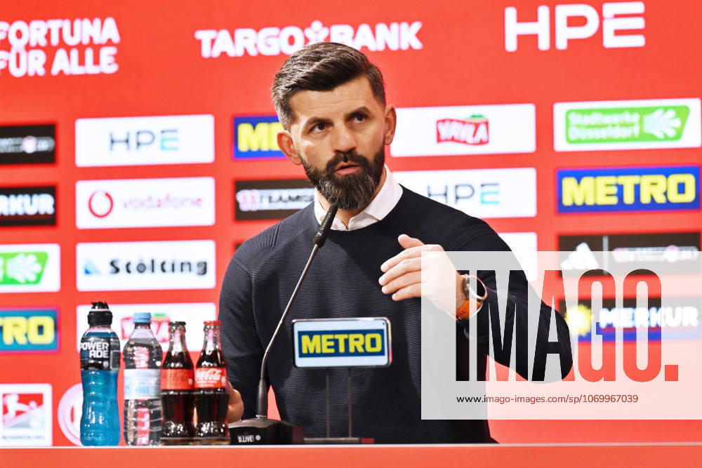 Coach Miron Muslic FC Schalke 04 in the press conference after the match 05 12 2025, Soccer 2 Bundesliga, Saison 2025 2026, 15 Spieltag, Fortuna Düsseldorf FC Schalke 04 DFL regulations prohibit any use of photographs as image sequences and or quasi video Duesseldorf Nordrhein Westfalen Germany Team2