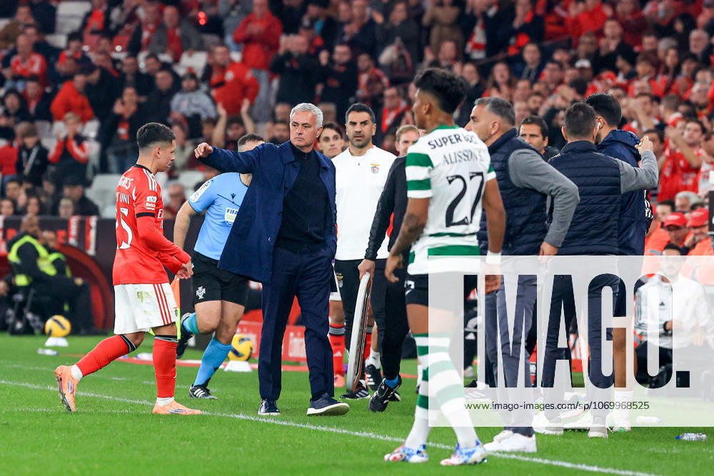 Gianluca Prestianni of SL Benfica with José Mourinho head coach of SL Benfica during the Primeira Liga match between SL Benfica and Sporting CP at Estadio da Luz on December 5, 2025 in Lisbon, Portugal. Liga Portugal Betclic - SL Benfica vs Sporting CP (Valter Gouveia SPP)