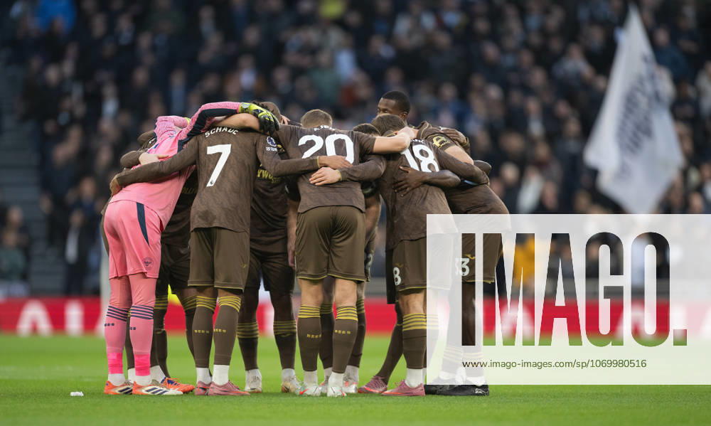 Tottenham Hotspur v Brentford Premier League Brentford huddle before the Premier League match at Tottenham Hotspur Stadium, London 06 12 2025 UK Newspapers OUT