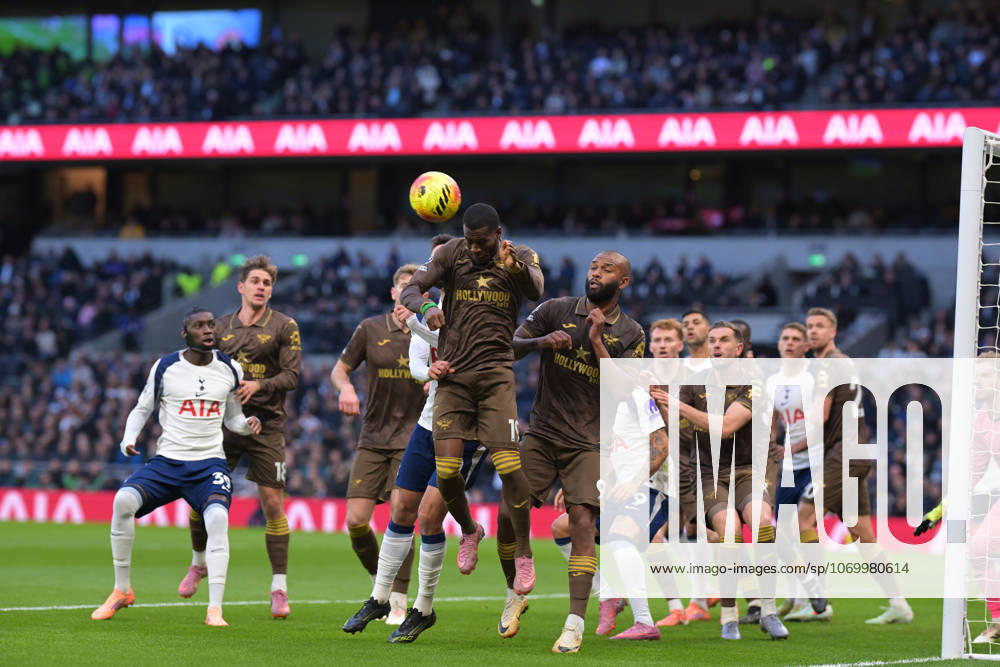 Spurs vs Brentford, Premier League Brentford defend a Spurs corner during the Spurs vs Brentford, Premier League match at the Tottenham Hotspur Stadium London. London Tottenham Hotspur Stadium UK