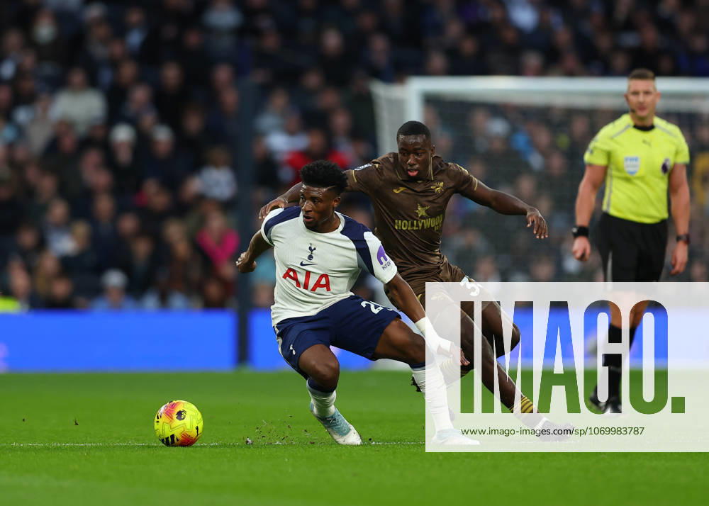 6th December 2025; Tottenham Hotspur Stadium, London, England; Premier League Football, Tottenham Hotspur versus Brentford; Mohammed Kudus of Tottenham Hotspur closely marked by Michael Kayode of Brentford JohnxPatrickxFletcher