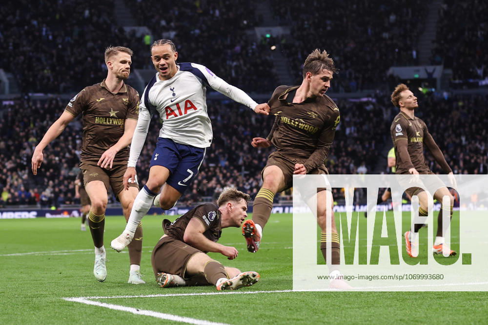 Tottenham Hotspur gegen Brentford 06. Dezember 2025, London Premier League Fußball Tottenham Hotspur gegen Brentford Xavi Simons von Tottenham Hotspur feiert sein zweites Tor Foto Jacques Feeney Abseits London UK