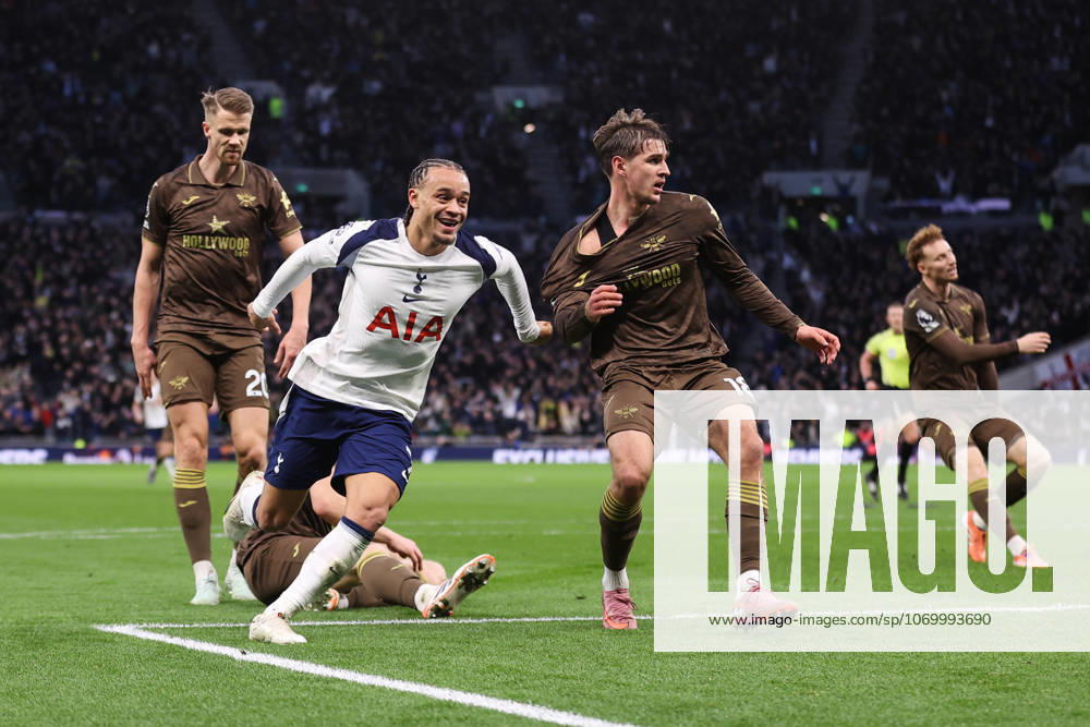 Tottenham Hotspur gegen Brentford 06. Dezember 2025, London Premier League Fußball Tottenham Hotspur gegen Brentford Xavi Simons von Tottenham Hotspur feiert sein zweites Tor Foto Jacques Feeney Abseits London UK