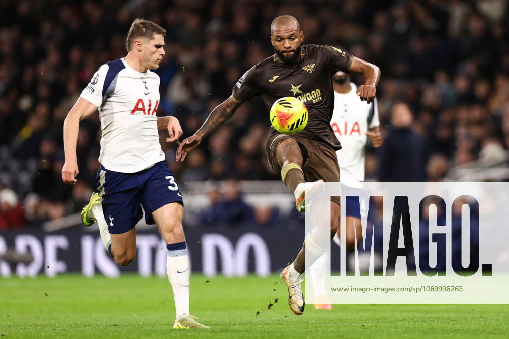Tottenham Hotspur gegen Brentford 06 Dezember 2025, London Premier League Fußball Tottenham Hotspur gegen Brentford Igor Thiago von Brentford und Micky van de Ven von Tottenham Hotspur Foto Jacques Feeney Abseits London UK