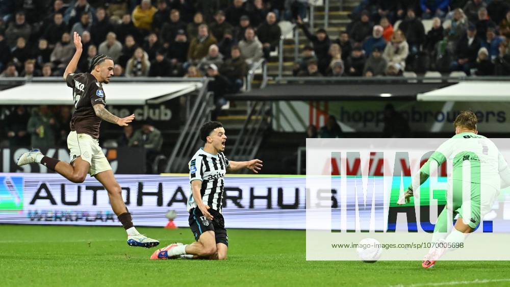 ALMELO , 06 12-2025 , Stadium Asito , season 2025 2026 , Dutch Eredivisie football , match between Heracles Almelo and Telstar , picture shows Telstar player Nils Rossen, Heracles player Tristan van Gilst, Telstar goalkeeper Ronald Koeman Heracles - Telstar x32383076x