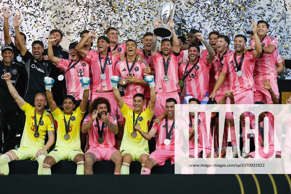FT. LAUDERDALE, FL - DECEMBER 06: Inter Miami forward Lionel Messi (10) and the rest of the Inter Miami team celebrate with the MLS, Fussball Herren, USA cup following the 2025 MLS Cup Finals between the Vancouver Whitecaps and Inter Miami CF on Saturday, December 6, 2025 at Chase Stadium in Fort Lauderdale, FL. (Photo by Chris Arjoon Icon Sportswire) SOCCER: DEC 06 MLS Cup 2025 Inter Miami CF vs Vancouver Whitecaps FC Icon25120600127