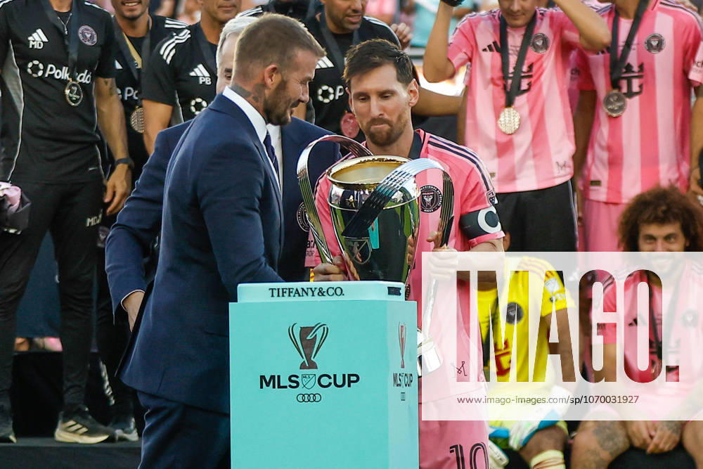 FT. LAUDERDALE, FL - DECEMBER 06: Inter Miami forward Lionel Messi (10), and team owner David Beckham celebrate with the MLS, Fussball Herren, USA cup following the 2025 MLS Cup Finals between the Vancouver Whitecaps and Inter Miami CF on Saturday, December 6, 2025 at Chase Stadium in Fort Lauderdale, FL. (Photo by Chris Arjoon Icon Sportswire) SOCCER: DEC 06 MLS Cup 2025 Inter Miami CF vs Vancouver Whitecaps FC Icon25120600132