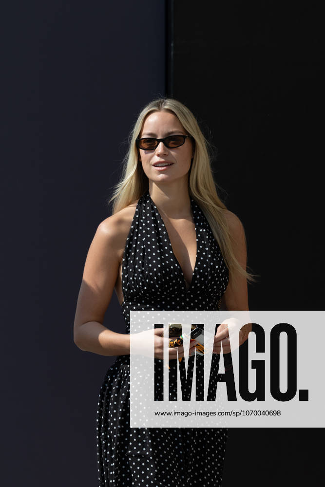 LAUREN FITZSIMMONS (Isack Hadjar s girlfriend) entering the paddock on race day (Sunday) at the Formula 1 Etihad Airways Abu Dhabi Prix 2025 at the Yas Marina Circuit in Abu Dhabi, United Arab Emirates Abu Dhabi United Arab Emirates - ZUMAr193 20251207_zsp_r193_053