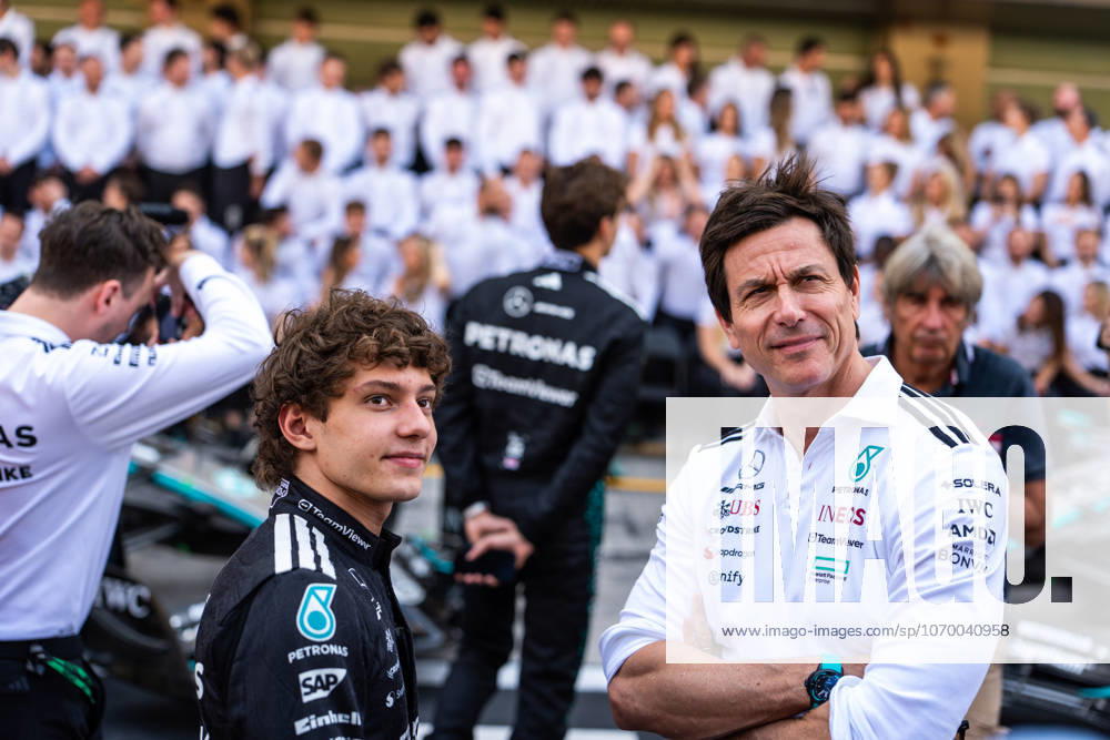 Toto Wolff and Kimi Antonelli in the pit lane for team photo at the Formula 1 Abu Dhabi Grand Prix 2025. Abu Dhabi United Arab Emirates - ZUMAs197 20251207_aaa_s197_040