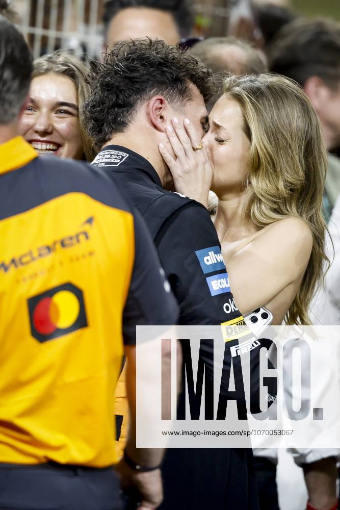 ABU DHABI - Lando Norris (McLaren) celebrates his world title at the Yas Marina Circuit with his girlfriend Margarida Corceiro at the end of the Abu Dhabi Grand Prix. ANP SANDER KONING ANPxSportx IVx 544180822 originalFilename: 544180822