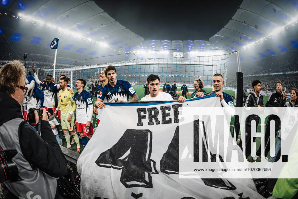 Soccer Men Season 2025 2026 1 Soccer Bundesliga 13 Matchday Hamburger SV vs SV Werder Bremen 07 12 2025 After the victory HSV celebrates with a Free 44 Vuscovic Banner Banner Mario v l Luka Vuskovic 44, HSV , Nicolas Capaldo 24, HSV and Miro Muheim 28, HSV Hamburg Volksparkstadion Hamburg Germany