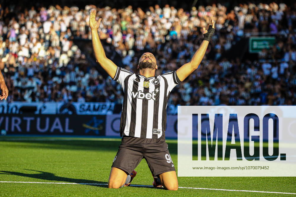 RIO DE JANEIRO (RJ), 07 12 2025 - BRAZILIAN CHAMPIONSHIP BOTAFOGO X FORTALEZA - Artur Cabral celebrates after scoring the winning goal in the match between Botafogo and Fortaleza, valid for the thirty-eighth round of the Brazilian Championship, held at the Nilton Santos stadium, in Rio de Janeiro, on the afternoon of this Sunday, the 7th. (Photo: Joao Luna Photo Premium SPP) 30930 (Joao Luna, Joao Luna SPP)