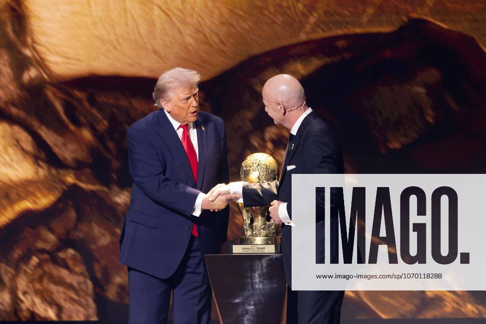 FIFA World Cup, WM, Weltmeisterschaft, Fussball 2026 Official Draw US President Donald Trump receives the FIFA Peace Prize from FIFA President Gianni Infantino at the official draw for the 2026 FIFA World Cup, at the John F. Kennedy Center for the Performing Arts, on December 5, 2025, in Washington, D.C. The 2026 FIFA World Cup will take place between June 11 and July 19, with the participation of 48 national teams, and the matches will be played in the United States, Mexico, and Canada. This will be the first time the international sporting event will be hosted by three countries. NEW YORK NEW YORK UNITED OF AMERICA
