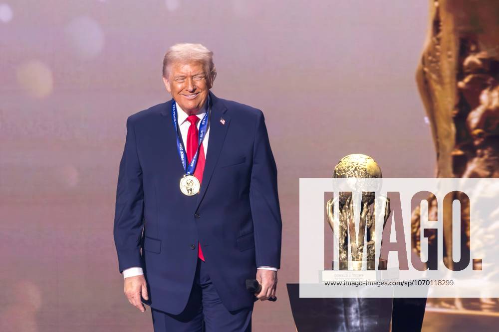 FIFA World Cup, WM, Weltmeisterschaft, Fussball 2026 Official Draw US President Donald Trump receives the FIFA Peace Prize from FIFA President Gianni Infantino at the official draw for the 2026 FIFA World Cup, at the John F. Kennedy Center for the Performing Arts, on December 5, 2025, in Washington, D.C. The 2026 FIFA World Cup will take place between June 11 and July 19, with the participation of 48 national teams, and the matches will be played in the United States, Mexico, and Canada. This will be the first time the international sporting event will be hosted by three countries. NEW YORK NEW YORK UNITED OF AMERICA