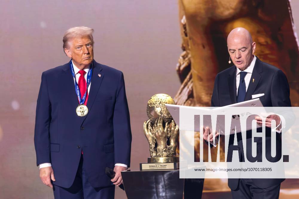 FIFA World Cup, WM, Weltmeisterschaft, Fussball 2026 Official Draw US President Donald Trump receives the FIFA Peace Prize from FIFA President Gianni Infantino at the official draw for the 2026 FIFA World Cup, at the John F. Kennedy Center for the Performing Arts, on December 5, 2025, in Washington, D.C. The 2026 FIFA World Cup will take place between June 11 and July 19, with the participation of 48 national teams, and the matches will be played in the United States, Mexico, and Canada. This will be the first time the international sporting event will be hosted by three countries. NEW YORK NEW YORK UNITED OF AMERICA