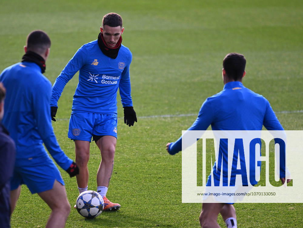 0912 2025, Football , UEFA Champions League , 2025 2026 , Bayer Leverkusen , Training before the match against Newcastle United Alejandro Grimaldo , center Bayer 04 Leverkusen Leverkusen