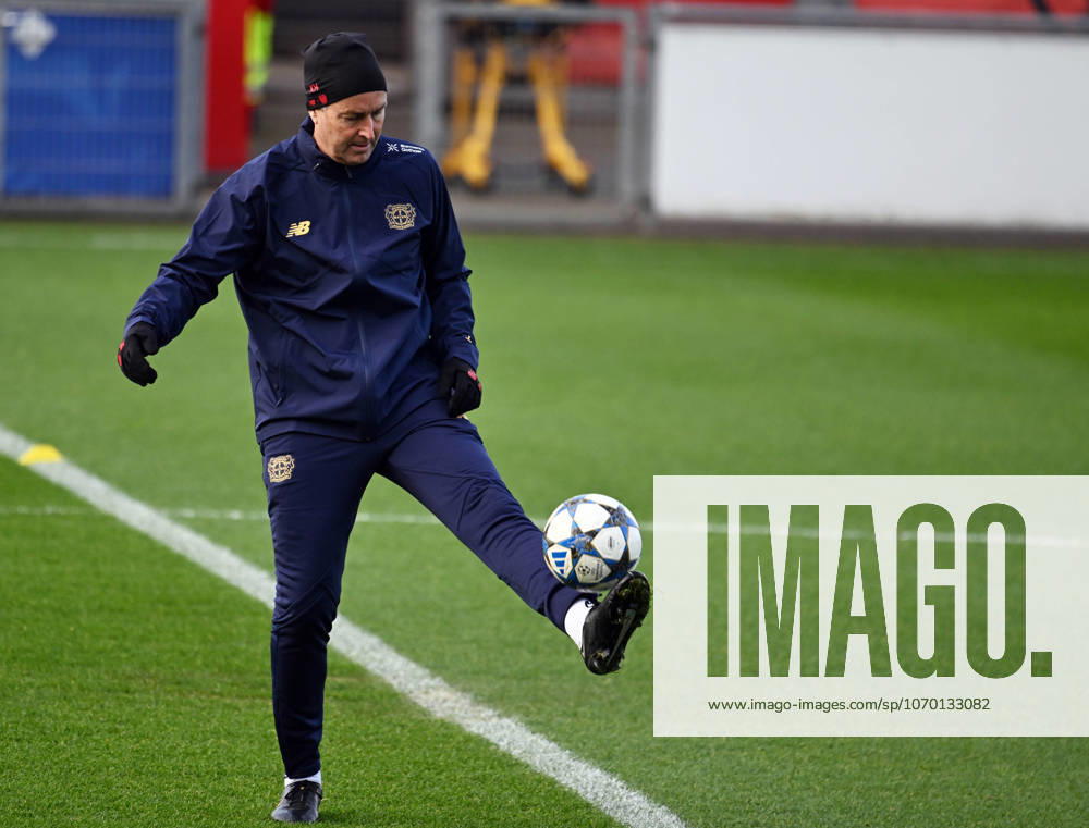 0912 2025, Football , UEFA Champions League , 2025 2026 , Bayer Leverkusen , Training before the match against Newcastle United Coach Kasper Hjulmand Bayer 04 Leverkusen Leverkusen