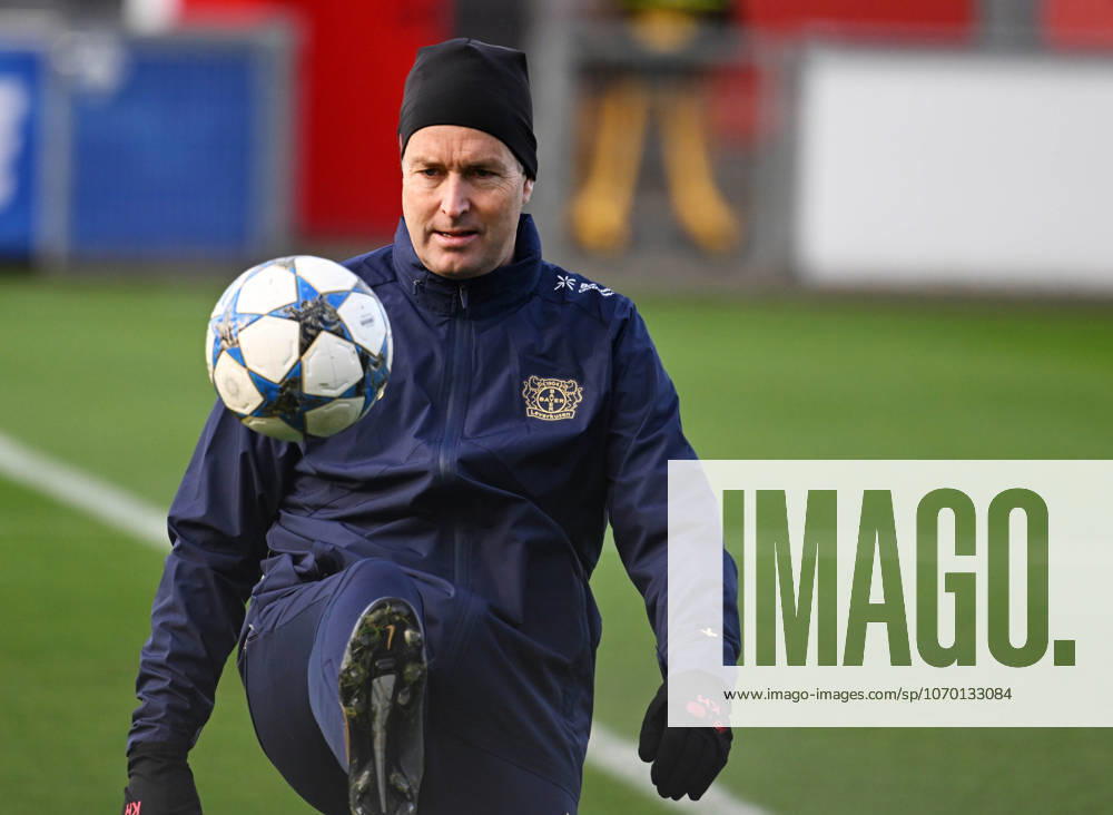0912 2025, Football , UEFA Champions League , 2025 2026 , Bayer Leverkusen , Training before the match against Newcastle United Coach Kasper Hjulmand Bayer 04 Leverkusen Leverkusen