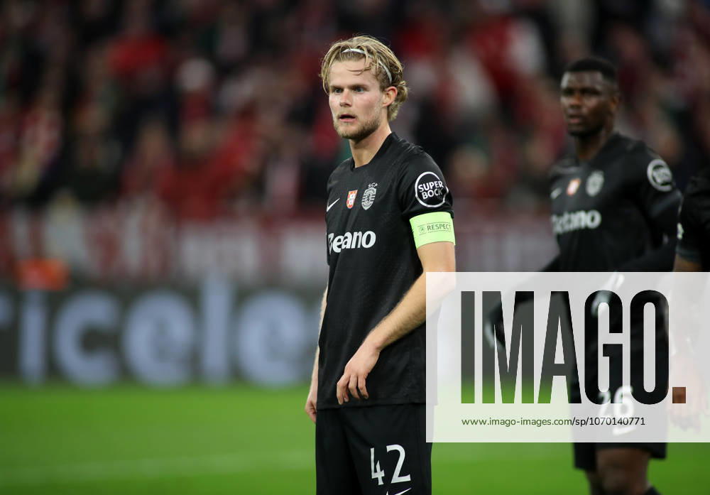 Football, Men, Champions League, Season 2025 2026, FC Bayern Munich Sporting Lisbon, Matchday 6, Allianz Arena Morten Hjulmand Sporting Lisbon standing, head, upper body
