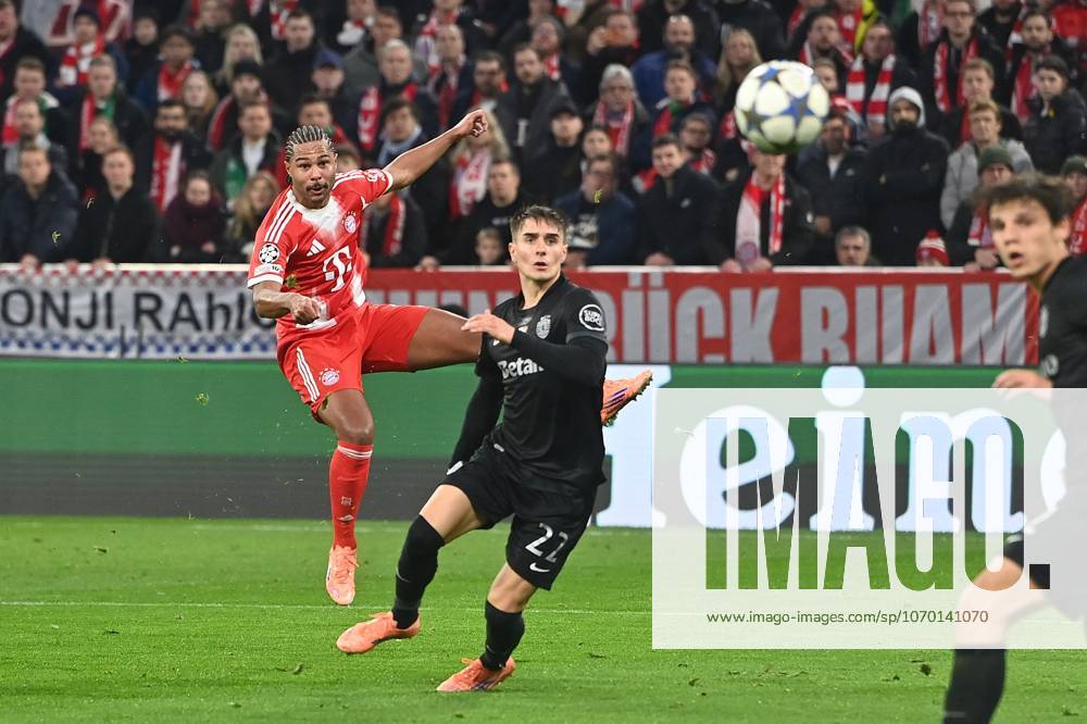 Goal chance Serge GNABRY FC Bayern Muenchen , action,duel against Ivan FRESNEDA Sporting CP Football Champions League,season 2025 26, league phase FC Bayern Muenchen Sporting CP on 09 12 2025