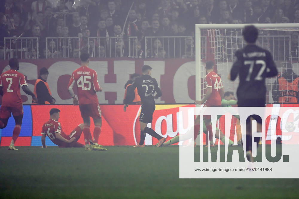 Football UEFA Champions League, FC Bayern Muenchen Sporting Lisbon v l Own goal Joshua Kimmich FC Bayern Muenchen Manuel Neuer FC Bayern Muenchen Muenchen