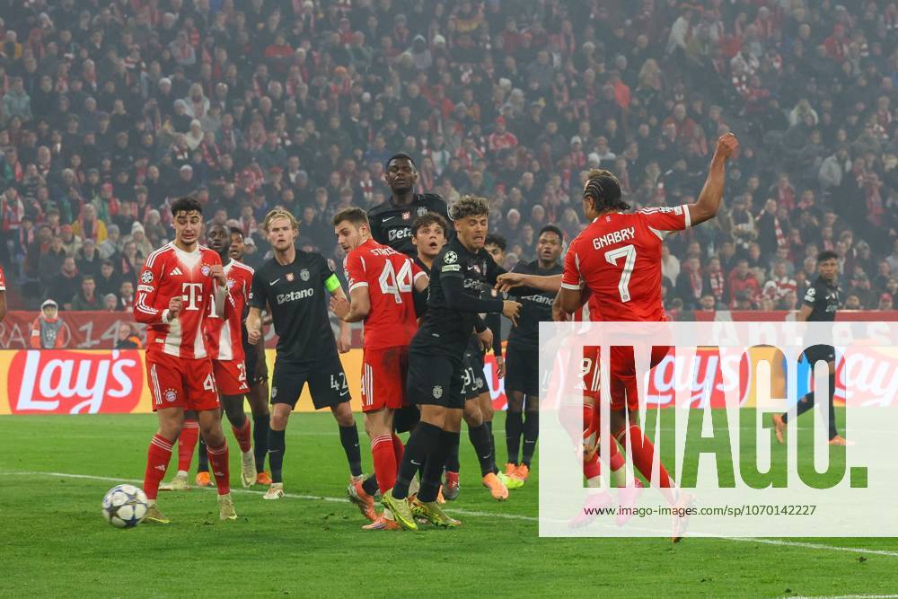 Serge Gnabry 7 FC Bayern Muenchen scores the equalizer 1 1, FC Bayern Muenchen vs Sporting Lisbon, Football, Champions League, Matchday 6, 09 12 2025 Muenchen Bayern Germany