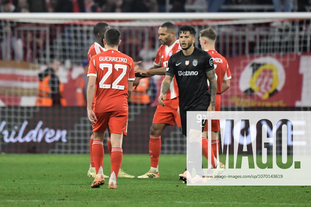 Soccer UEFA Champions League, FC Bayern Muenchen Sporting Lisbon v l Cheers, joy about the victory Luis Suarez Sporting Lisbon Disappointed, sad, frustrated Muenchen