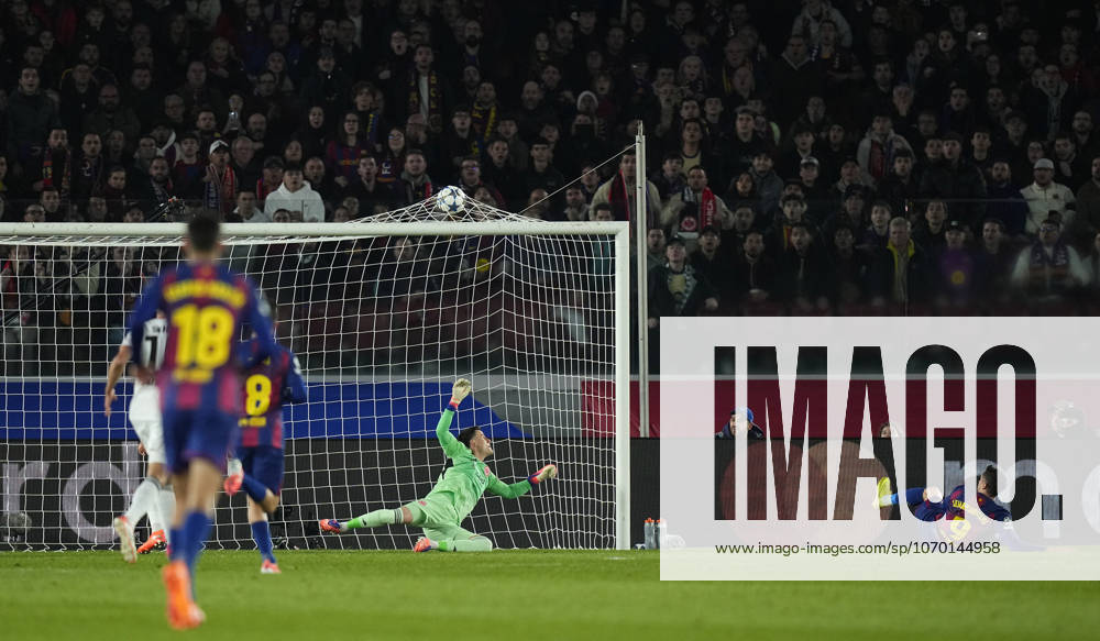 Football UEFA Champions League, FC Barcelona Eintracht Frankfurt v l Michael Zetterer Eintracht Frankfurt ,Robert Lewandowski FC Barcelona Goal scored, scored the goal to ABSEITS Barcelona