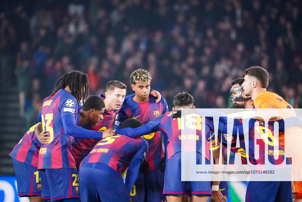 Football UEFA Champions League 2025 26, Matchday 6 FC Barcelona vs Eintracht Frankfurt Camp Nou Barcelona Team speech by Lamine Yamal FC Barcelona, 10 and Robert Lewandowski FC Barcelona, 9 Barcelona Province of Barcelona Spain