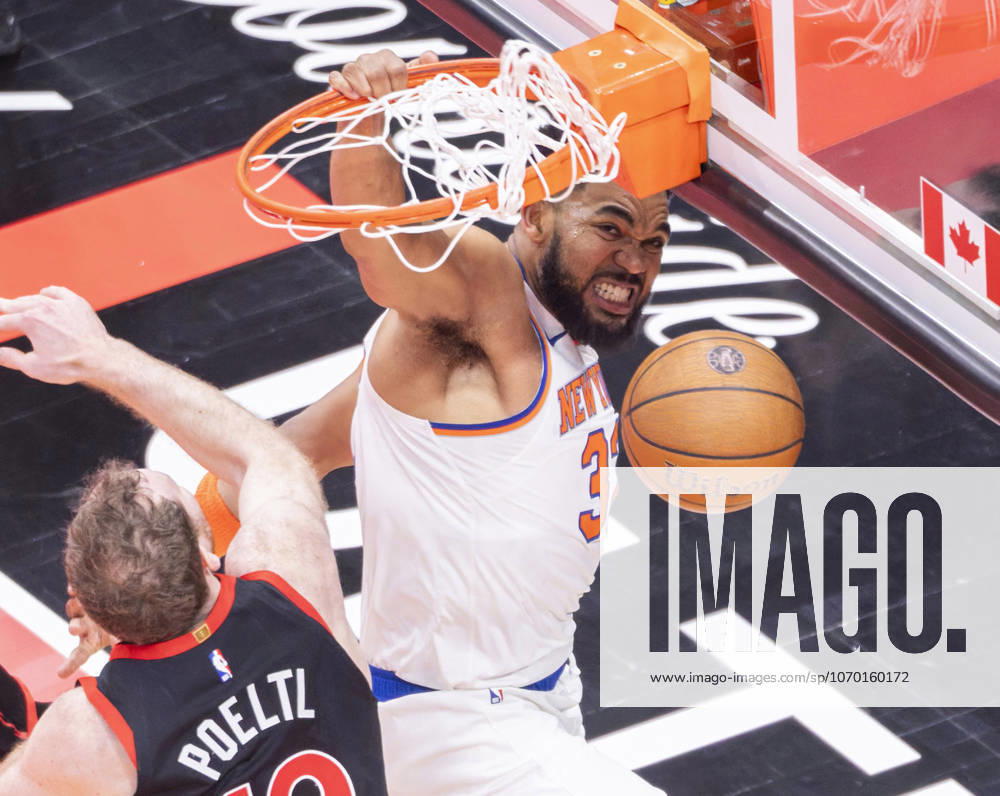 (251210) -- TORONTO, Dec. 10, 2025 -- Karl-Anthony Towns (R) of New York Knicks dunks during the 2025-2026 NBA, Basketball Herren, USA Cup quarterfinal match between Toronto Raptors and New York Knicks in Toronto, Canada, on Dec. 9, 2025. (Photo by Xinhua) (SP)CANADA-TORONTO-BASKETBALL-NBA CUP-KNICKS VS RAPTORS ZouxZheng