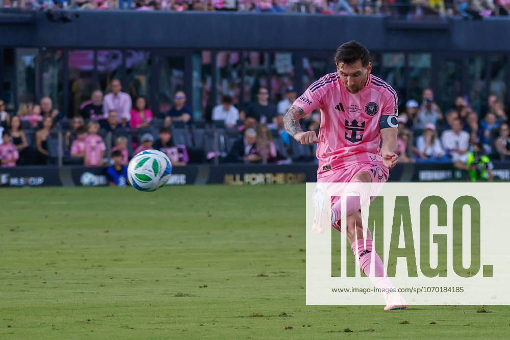 FT. LAUDERDALE, FL - DECEMBER 06: Inter Miami forward Lionel Messi (10) takes a free kick during the 2025 MLS, Fussball Herren, USA Cup Finals between the Vancouver Whitecaps and Inter Miami CF on Saturday, December 6, 2025 at Chase Stadium in Fort Lauderdale, FL. (Photo by Chris Arjoon Icon Sportswire) SOCCER: DEC 06 MLS Cup 2025 Inter Miami CF vs Vancouver Whitecaps FC Icon251206001139
