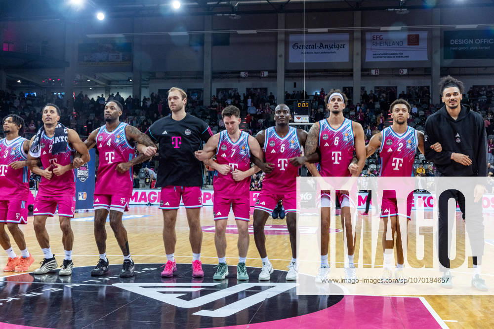 The Telekom Baskets Bonn team celebrates the victory against the Frankfurt Skyliners with the fans Telekom Baskets Bonn vs Frankfurt Skyliners, Basketball, easy Credit BBL, 11 Matchday, 2025 2026, 10 12 2025 Telekom Baskets Bonn vs Frankfurt Skyliners, Basketball, easy Credit BBL, 11 Matchday, 2025 2026, 10 12 2025 Bonn