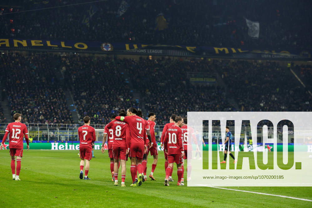 DOMINIK SZOBOSZLAI of Liverpool celebrates with his teammates in the UEFA Champions League 2025 26 League Phase Day 6 game between FC INTER and LIVERPOOL FC at the Giuseppe Meazza Stadium in Milan, Italy. Liverpool won the game 1:0. Milan Italy - ZUMAc179 20251209_zep_c179_467