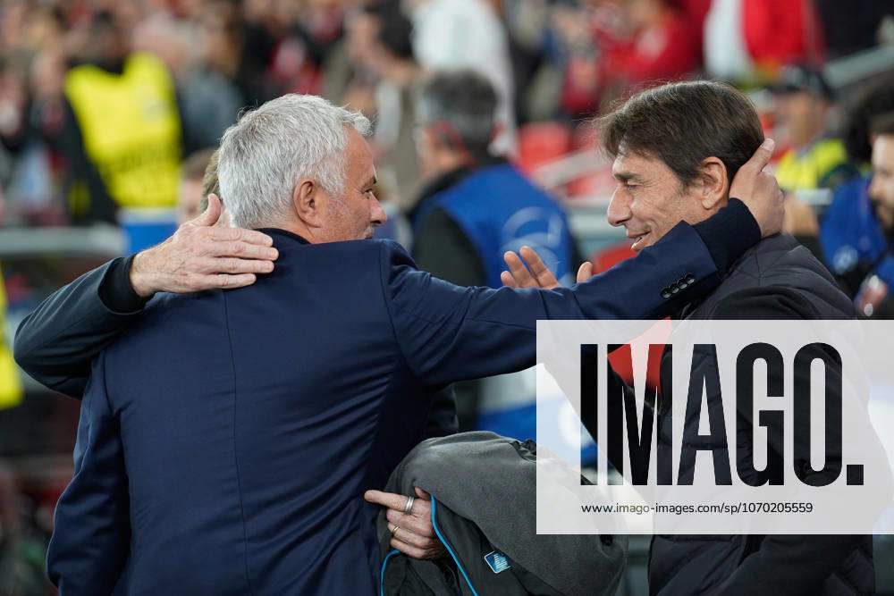 UEFA CHAMPIONS LEAGUE: BENFICA x NAPOLI Jose Mourinho, SL Benfica Coach, (L) and Antonio Conte, SSC Napoli Coach, (R) are seen before UEFA Champions League 2025 26 League phase Matchday 6 between SL Benfica and SSC Napoli at Estadio da Luz in Lisbon, Portugal. 10 12 2025 Lisbon Estadio da Luz Lisbon Portugal