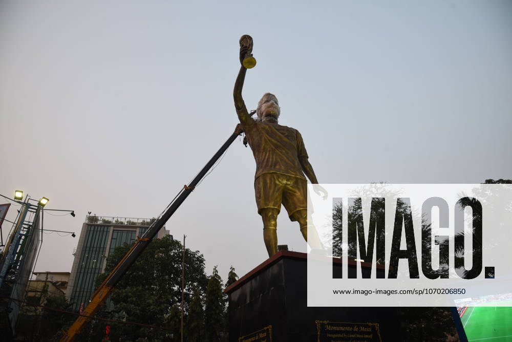 India-Messi Statute Messi will inaugurate the world s largest statue of himself, a towering 70-foot behemoth located adjacent to the clock tower in Sribhumi. The statue, crafted using special fibre technology in Kolkata ,India on December 11,2025,Photo by Debajyoti Chakraborty.(Photo: Debajyoti Chakraborty News Images) Kolkata West Bengal India
