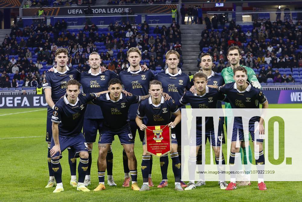 , Groupama Stadium , season 2025 2026 , UEFA Europa League League phase . match between Olympique Lyon and Go Ahead Eagles, Picture shows Team photo Back row (LR) GA Eagles player Milan Smit GA Eagles player Joris Kramer GA Eagles player Giovanni van Zwam GA Eagles player Melle Meulensteen GA Eagles player Mats Deijl GA Eagles goalkeeper Jari de Busser Front row (LR) GA Eagles player Aske Adelgaard GA Eagles player Dean James GA Eagles player Mathis Suray GA Eagles player Kenzo Goudmijn GA Eagles player Evert Linthorst Olympique Lyon - Go Ahead Eagles x200127349x