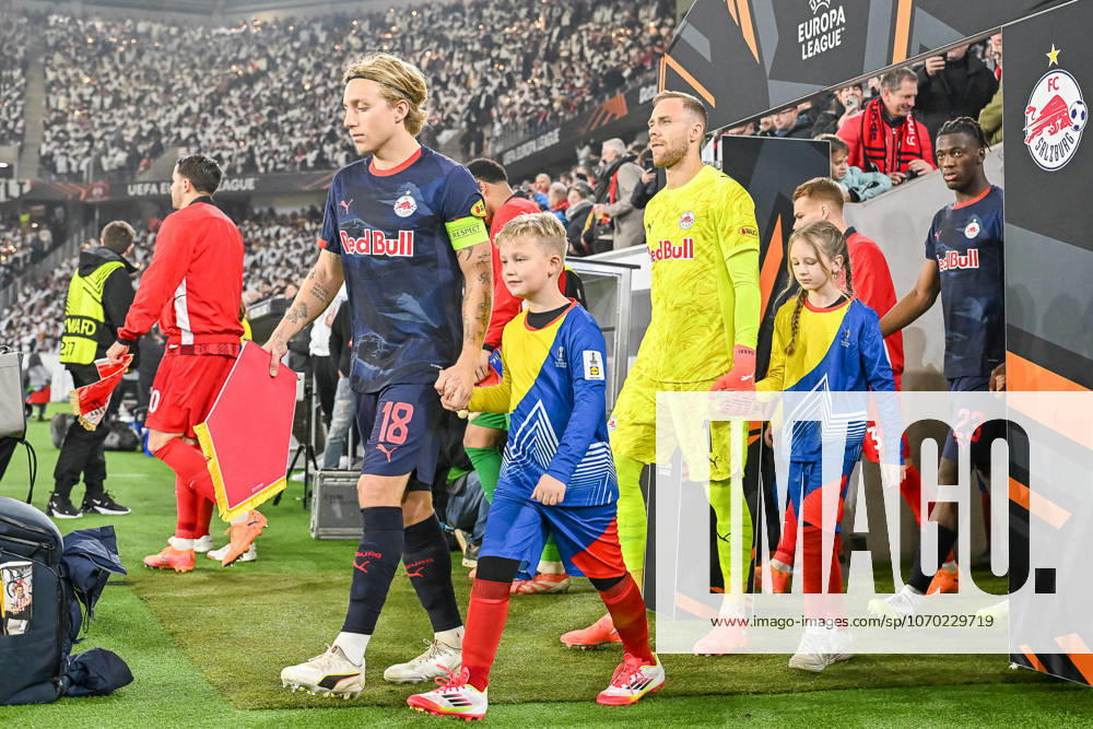 Run-in of the team with Mads Bidstrup FC Red Bull Salzburg, 18 and Alexander Schlager FC Red Bull Salzburg, 01 with run-in children GER, SC Freiburg FC Salzburg, Football, Europa League, Matchday 6, Season 2025 2026, 11 12 2025 GER, SC Freiburg FC Salzburg, Football, Europa League, Matchday 6, Season 2025 2026, 11 12 2025 Freiburg