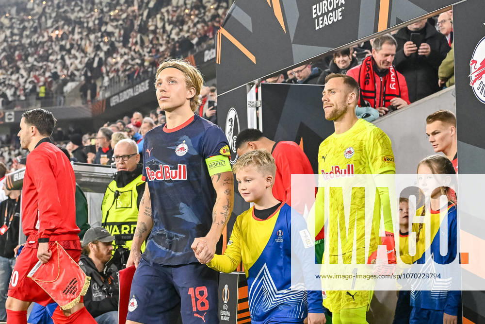 Run-in of the team with Mads Bidstrup FC Red Bull Salzburg, 18 and Alexander Schlager FC Red Bull Salzburg, 01 with run-in children GER, SC Freiburg FC Salzburg, Football, Europa League, Matchday 6, Season 2025 2026, 11 12 2025 GER, SC Freiburg FC Salzburg, Football, Europa League, Matchday 6, Season 2025 2026, 11 12 2025 Freiburg