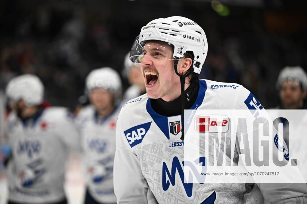 Cheers for Leon Gawanke Adler Mannheim Schwenninger Wild Wings v Adler Mannheim, DEL, Main Round, Matchday 27, 2025 2026 Season, 12 12 2025 Schwenninger Wild Wings v Adler Mannheim, DEL, Main Round, Matchday 27, 2025 2026 Season, 12 12 2025 Schwenningen