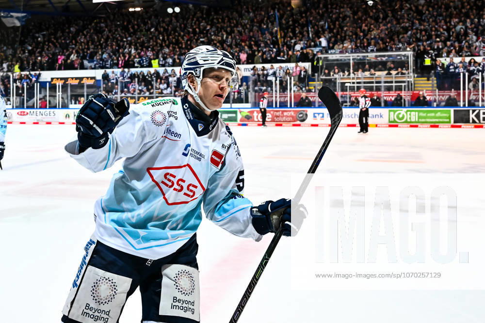 Goal celebration, jubilation, joy at scorer Emil Johansson Dresdner Eislöwen, 57 , GER, Iserlohn Roosters vs Dresdner Eislöwen, Ice Hockey, Penny DEL, Matchday 27, Season 2025 2026, 12 12 2025, GER, Iserlohn Roosters vs Dresdner Eislöwen, Ice Hockey, Penny DEL, Matchday 27, Season 2025 2026, 12 12 2025 Iserlohn