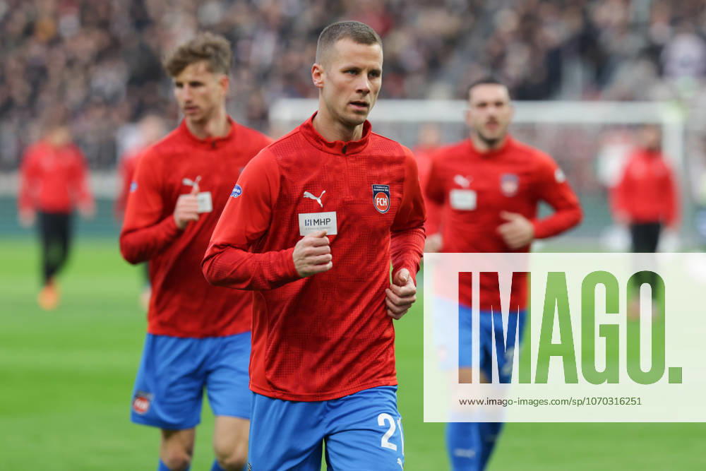 GER, Hamburg, Football, DFL, FC St Pauli vs 1 FC Heidenheim , 1 Bundesliga , im Millerntor Stadion , 13 12 2025 , v l Adrian Beck 1 FC Heidenheim ,21 DFL regulations prohibit any use of photographs as image sequences and or quasi video