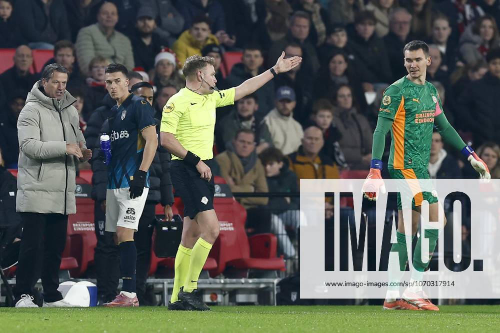 , Philips stadium , season 2025 2026 , Dutch Eredivisie football , match between PSV and Heracles Almelo , final score 4-3 , picture shows referee Alex Bos gives penalty , PSV goalkeeper Matej Kovar PSV - Heracles x200172061x