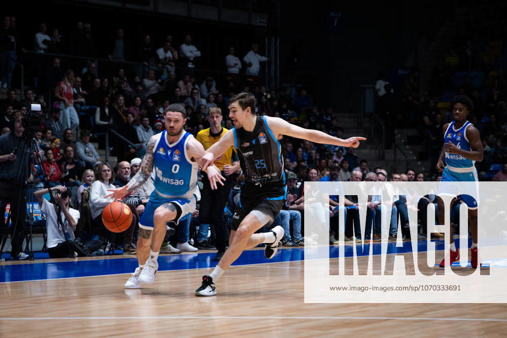 Logan Johnson Frankfurt Skyliners, 0 , Lorenz Bank Science City Jena, 25 GER, BBL, Frankfurt Skyliners vs Science City Jena, SV Basketball, 1 Bundesliga, 10 Matchday, Season 2025 2026 14 12 2025 Eibner Pressefoto Attila Ziga GER, BBL, Frankfurt Skyliners vs Science City Jena, SV Basketball, 1 Bundesliga, 10 Matchday, Season 2025 2026 14 12 2025 Frankfurt am Main