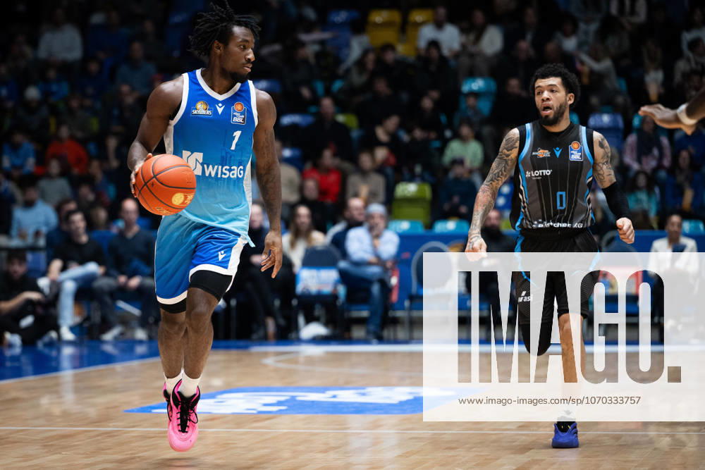 Isaiah Swope Frankfurt Skyliners, 01 , Tavian Dunn Martin Science City Jena, 0 GER, BBL, Frankfurt Skyliners vs Science City Jena, SV Basketball, 1 Bundesliga, 10 Matchday, Season 2025 2026 14 12 2025 Eibner Pressefoto Attila Ziga GER, BBL, Frankfurt Skyliners vs Science City Jena, SV Basketball, 1 Bundesliga, 10 Matchday, Season 2025 2026 14 12 2025 Frankfurt am Main